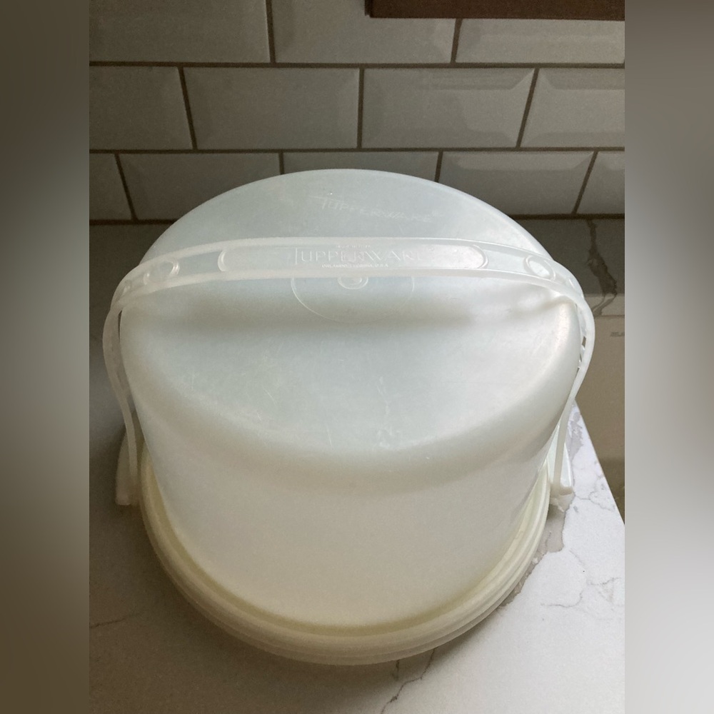 Tupperware round cake taker Cupcake Carrier 683-1 container lid handle white